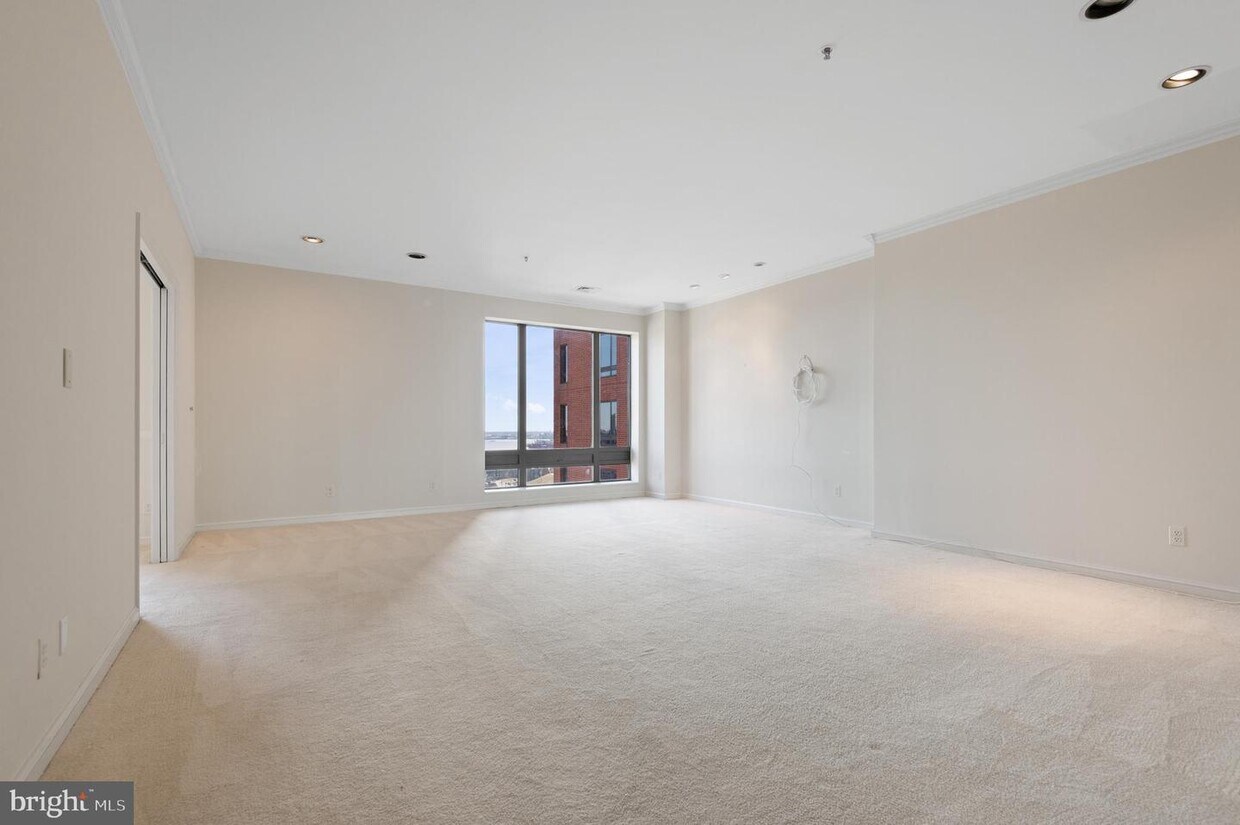 Primary Photo - 10 E Lee St