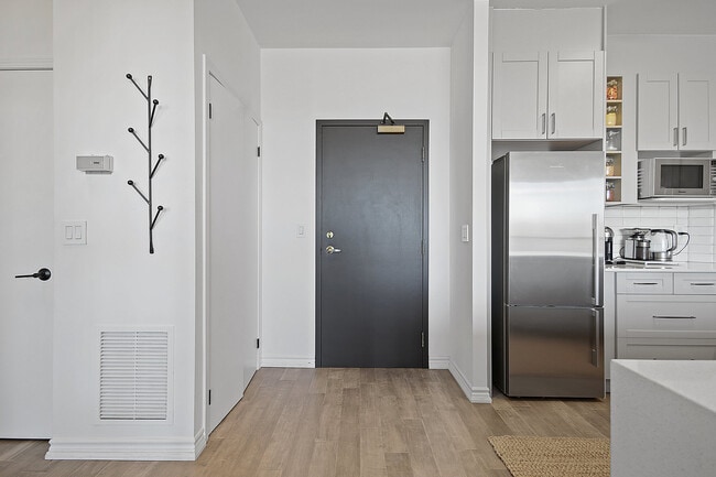 Building Photo - 980 Yonge St