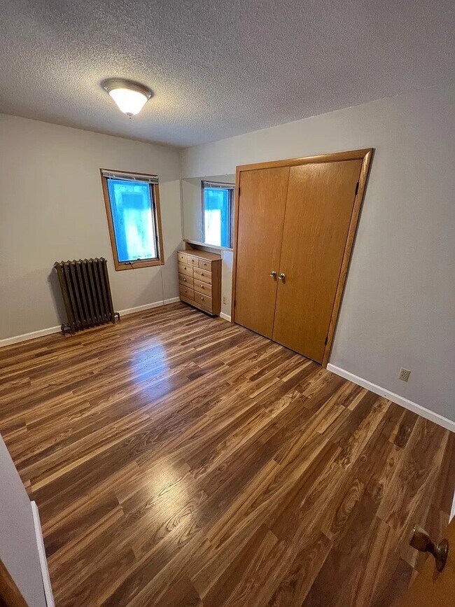 Dormitorio 1 - 2424 5th Street NE