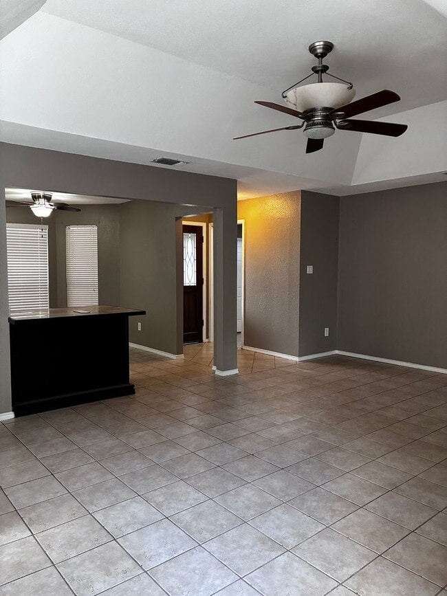 Building Photo - 2112 Pin Oak Rd
