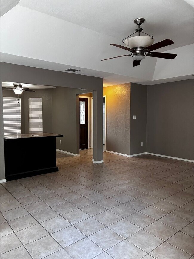 Foto del edificio - 2112 Pin Oak Rd