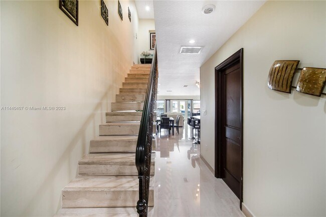 Foto del edificio - 3864 NE 167th St