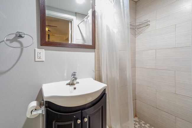 Private bathroom - 1252 W 37th Dr