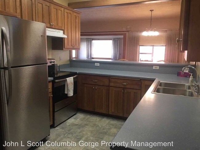 Foto del edificio - 3 br, 1 bath House - 112 W. 11th. St.