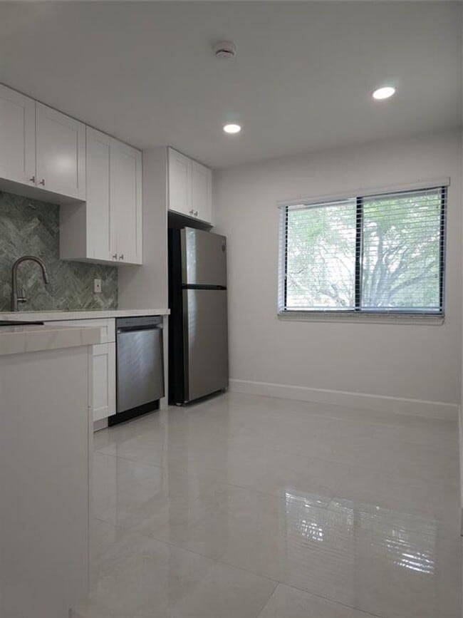 Foto del edificio - 9557 NW 2nd Pl