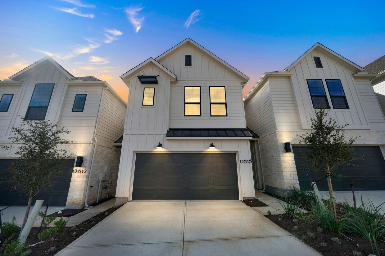 Foto principal - Brand New Townhome in Bella Vista!!!