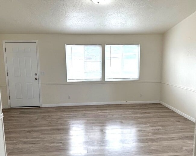 Building Photo - Cute double wide in Pleasant Valley