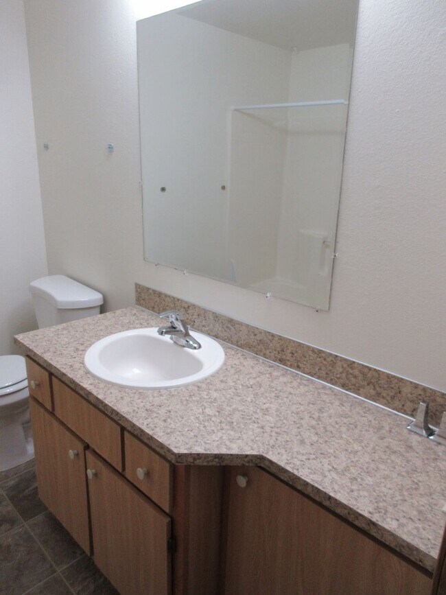 Foto del edificio - Quiet Downstairs Two Bedroom Apartment in ...