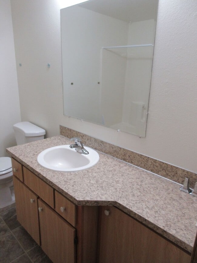 Building Photo - Quiet Downstairs Two Bedroom Apartment in ...