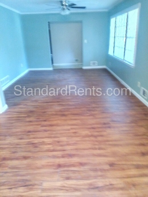 Foto del edificio - 563 Rowland Rd