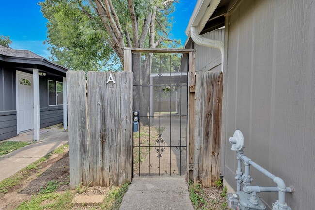Building Photo - Adorable 3-Bedroom Duplex in Prime Austin ...