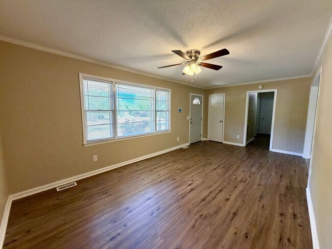 Building Photo - Minutes from Shaw AFB!