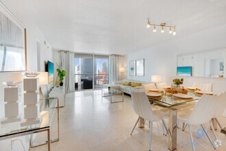 Building Photo - 1200 Brickell Bay Dr