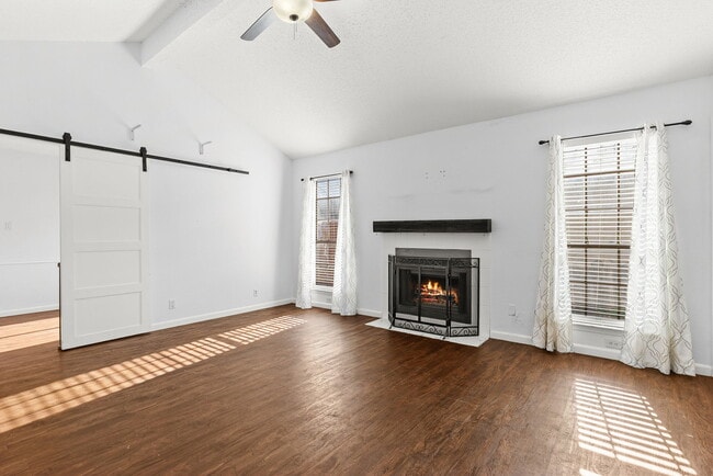 Building Photo - 1611 Somerset Dr