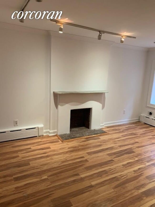 Building Photo - 208 E 78th St