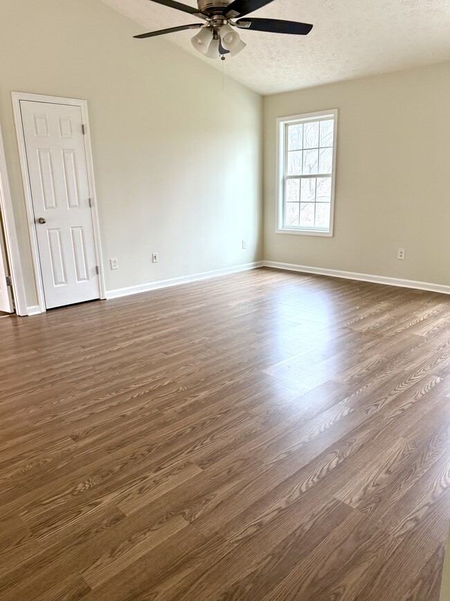 Building Photo - 389 Edgefield Dr