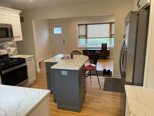 Foto del edificio - 13 Richards Dr