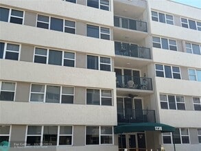 Building Photo - 1236 Hillsboro Mile