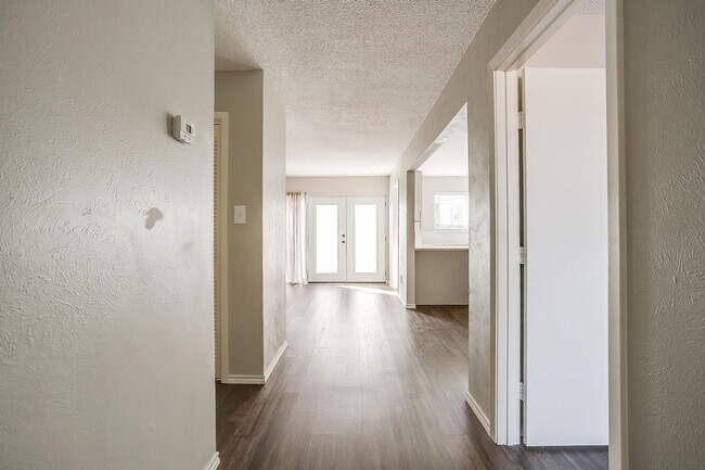 Foto del edificio - 4409 Altamesa Blvd