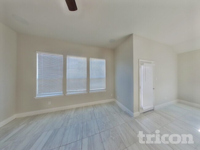 Building Photo - 1340 Beach Dr