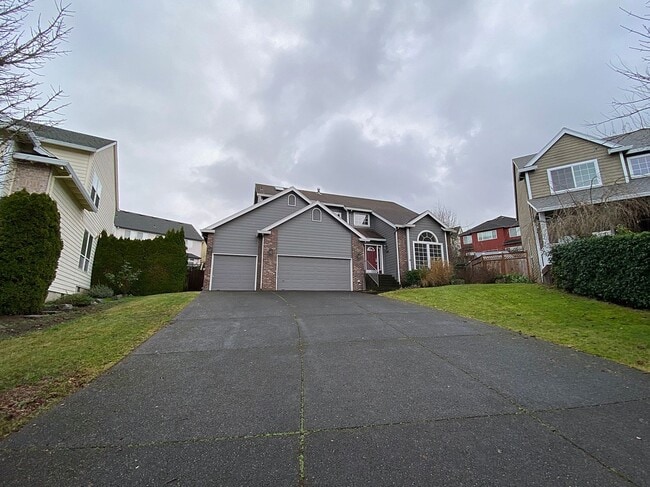 Building Photo - Great NW Home with Fenced Yard, Large Gara...