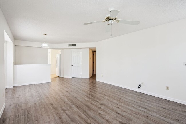 Building Photo - Ground Floor 2 Bed / 2 Bath with New Flooring