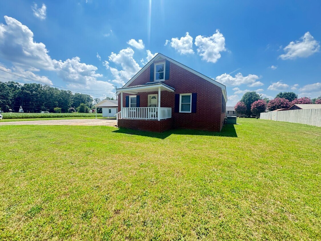 Foto principal - Very Nice Brick Home! Beautiful Country Se...