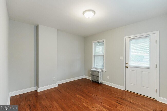 Foto del edificio - 383 Stewart Ave