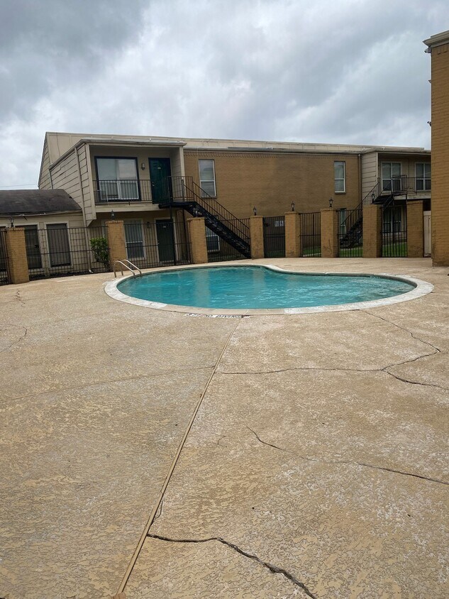 Foto del edificio - 8100 Creekbend Dr