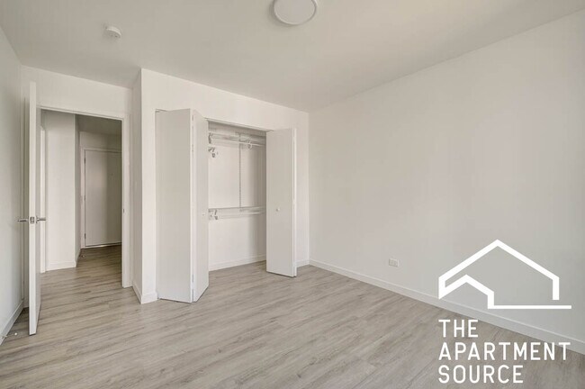 Building Photo - 7521 N Sheridan Rd