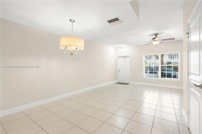 Foto del edificio - 9920 NW 57th Manor