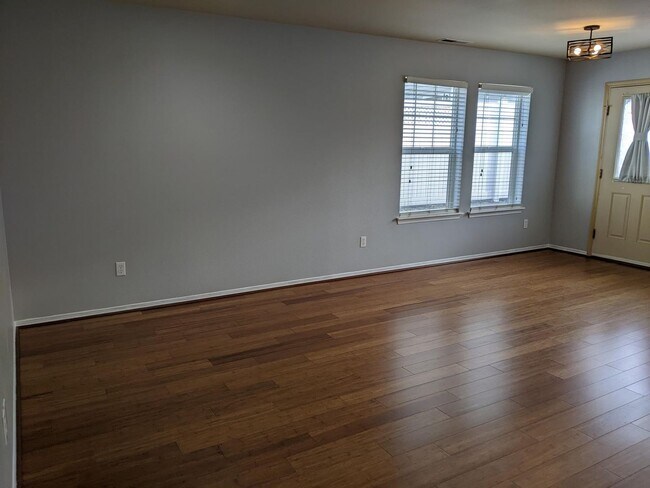 Building Photo - 4 bed, 2.5 bath home in DuPont!