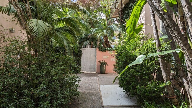 Foto del edificio - 4228 Longridge Ave