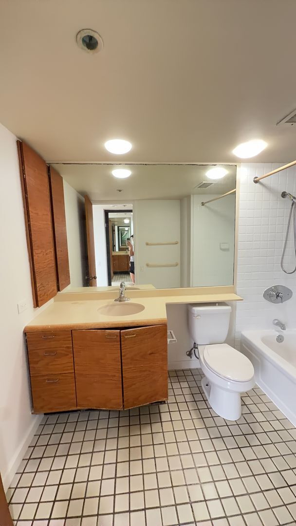 Building Photo - $2000 1BR/1BA, 1 Covered PKG, in the heart of Honolulu.