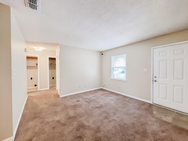 Building Photo - 208 Squirrel Haven Rd