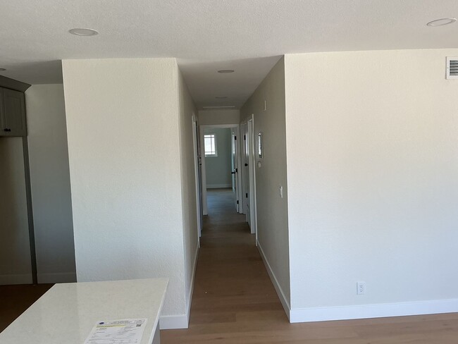 Building Photo - 3BD/2BA APARTMENT - UPSTAIRS UNIT