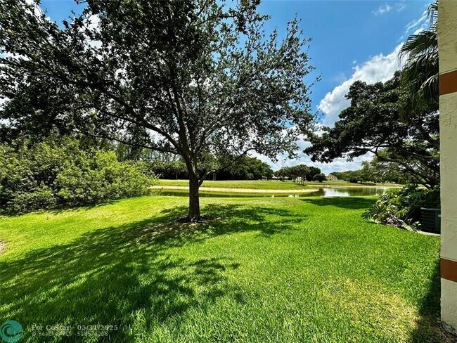 Foto del edificio - 3330 Pinewalk Dr N