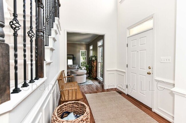 Building Photo - 641 Meade Dr SW