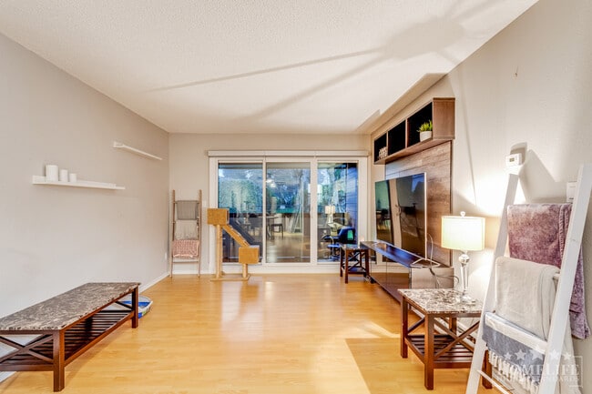 Photo du bâtiment - Spacious 3-Bedroom, 1.5-Bath Condo in Prime Steveston North