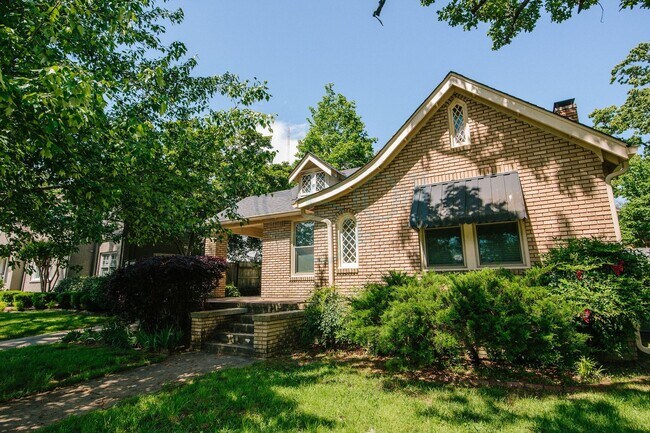 Building Photo - Yellow Bungalow in Hillcrest