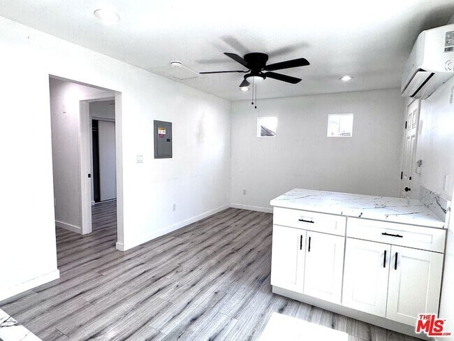 Foto del edificio - 841 W 64th St