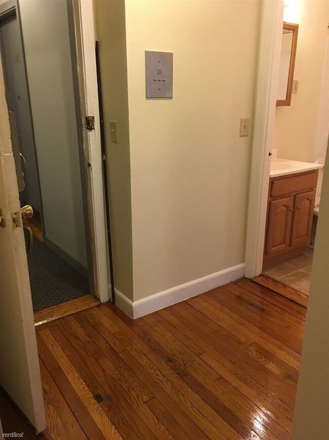 Building Photo - 1132 commonwealth Ave