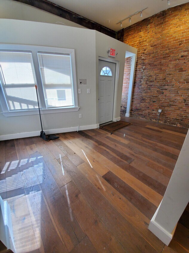 Primary Photo - 750 Broadway