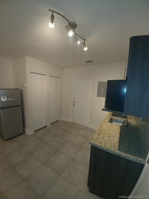 Foto del edificio - 371 N Royal Poinciana Blvd