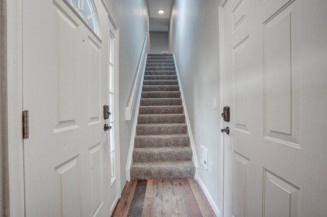 Building Photo - $2,100 - 2 Bed, 2 Bath Townhome in Thornto...