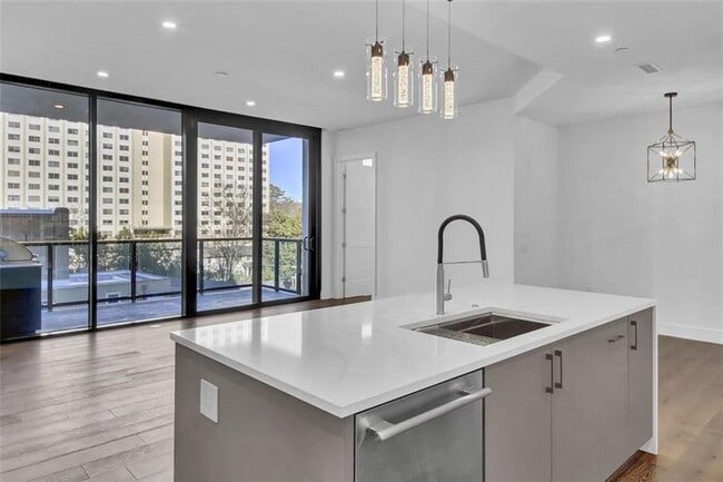 Building Photo - 2425 Peachtree Rd NE