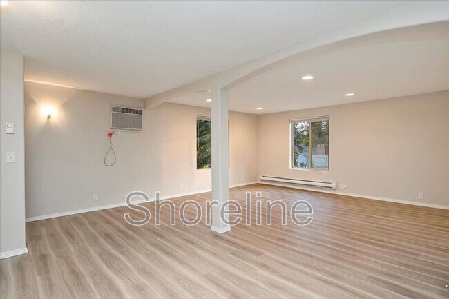 Building Photo - 2111 Brittany Ln