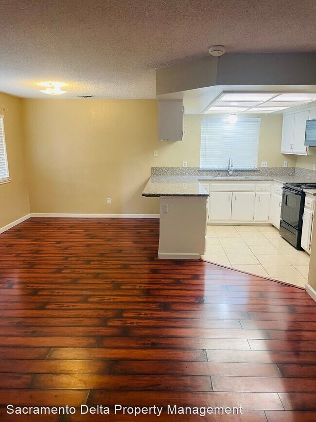 Building Photo - 3 br, 2 bath House - 5945 Ehrhardt Avenue