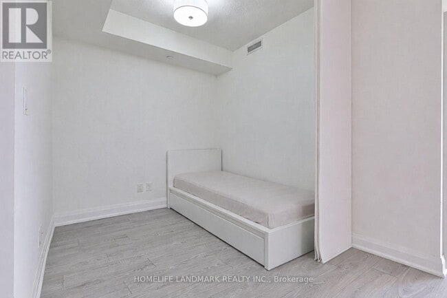 Photo du bâtiment - 8200 Birchmount Rd