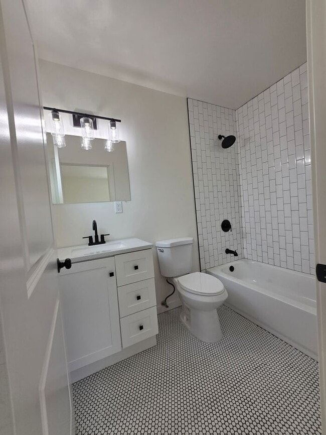 Building Photo - MOVE-IN Special 1 Month FREE Rent! Summer Special!!